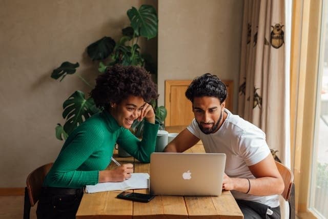 How Filipino Remote Workers Stay in Sync With EST